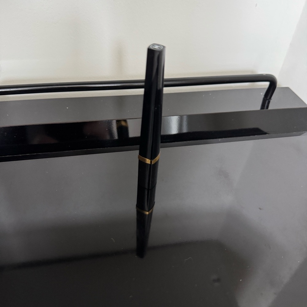 Black Eyeliner Pen with Gold Accent